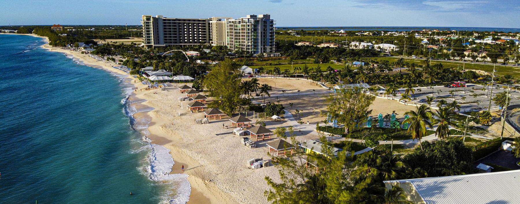 Aerial of the Seven Mile Beach, Grand Cayman, Cayman Islands, Caribbean, Central America PUBLICATIONxINxGERxSUIxAUTxONL