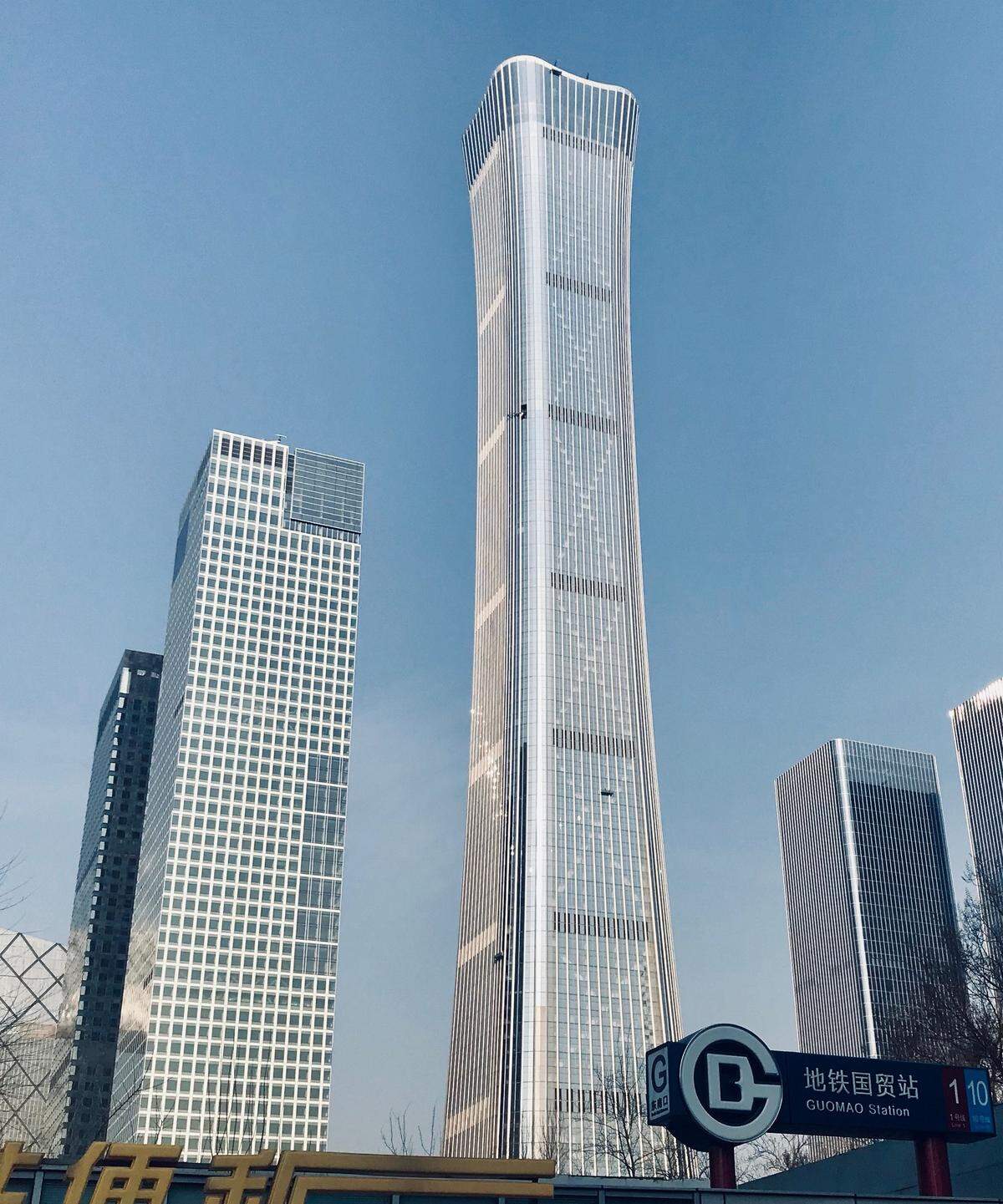 Platz 9: CITIC Tower, Peking Das höchste Gebäude in Peking und vierthöchste in China wurde von drei Architekturbüros entworfen: Kohn Pedersen Fox Associates, TFP Farrells Limited und Beijing Institute of Architectural Design. Das Design wurde von einem altertümlichen chinesischen Weingefäß namens "zun" inspiriert.