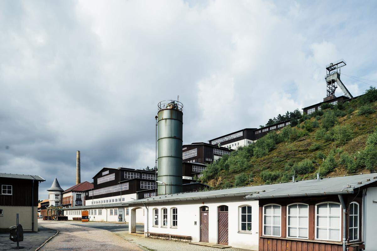Erzbergwerk Rammelsberg zur Gewinnung von Buntmetallen: Blick auf die in den 1930er Jahren errichtete Hangaufbereitung mit dem Rammelsbergschacht, im Hintergrund die 1905/06 errichtete Kraftzentrale.