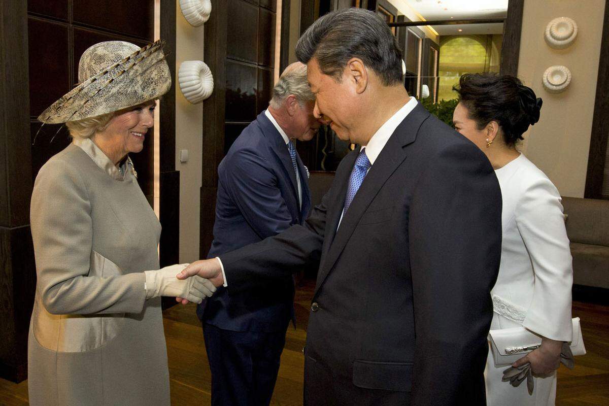 Der chinesische Präsident Xi Jinping startete am 20. Oktober seinen viertägigen Besuch in Großbritannien. Thronfolger Prinz Charles und seine Frau Camilla begrüßten Xi und seine Ehefrau Peng Liyuan im Mandarin Oriental Hotel in London.