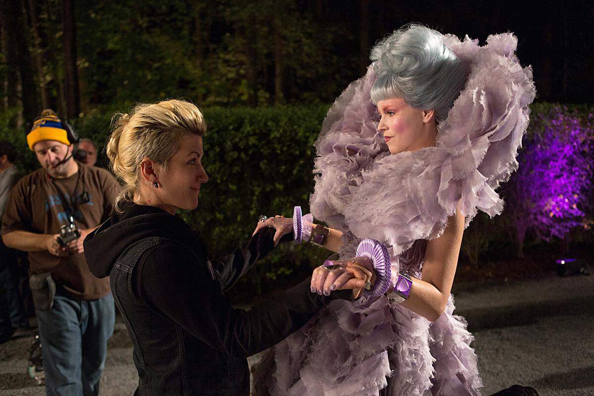 Ganze 146 Minuten dauert der Teenagerfilm. Wenn man es nach zweieinhalb Stunden noch schafft sitzen zu bleiben, zahlt es sich dennoch aus. Denn ...  Im Bild: Elizabeth Banks als Effie Trinket 