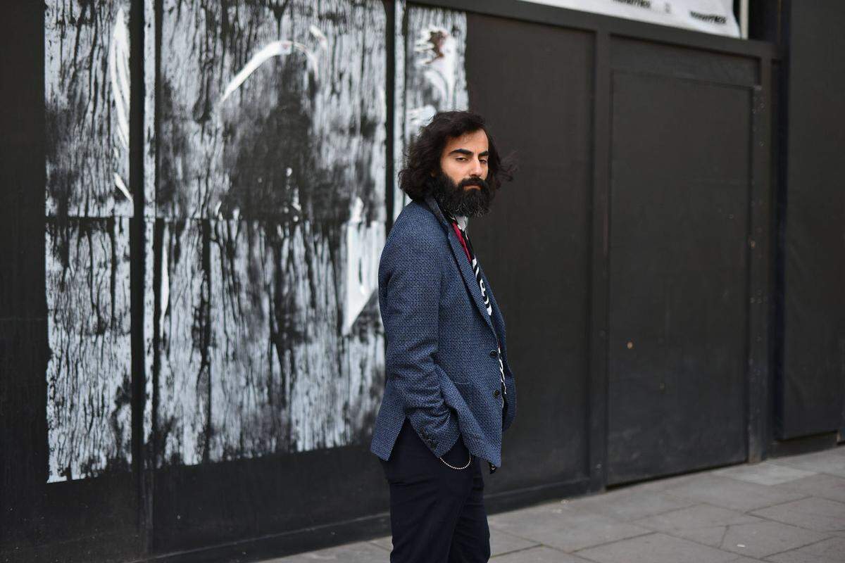 Modemutige Männer sieht man momentan bei der Men Fashion Week in London nicht nur auf dem Laufsteg, sondern auch auf der Straße. Dabei geben diese sogenannten Streetstyle-Looks oftmals mehr Aufschluss darüber, was gerade wirklich angesagt ist als die Trendvorgaben der Designer.  