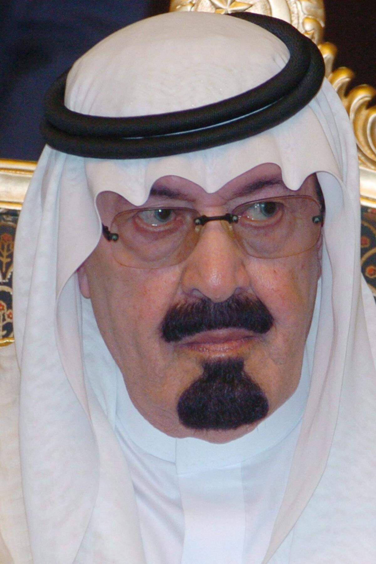Die nächste Nuss ist härter zu knacken: Abdullah Bin Abdul-Aziz muss sich als König Saudi-Arabiens keiner Wahl stellen. Der Monarch des Öl-Staates sitzt seit 2005 auf dem Thron, als er seinen verstorbenen Bruder Fahd beerbte, er feiert am 1. August seinen 89. Geburtstag und trägt sich mit keinen wahrnehmbaren Abdankungsplänen.