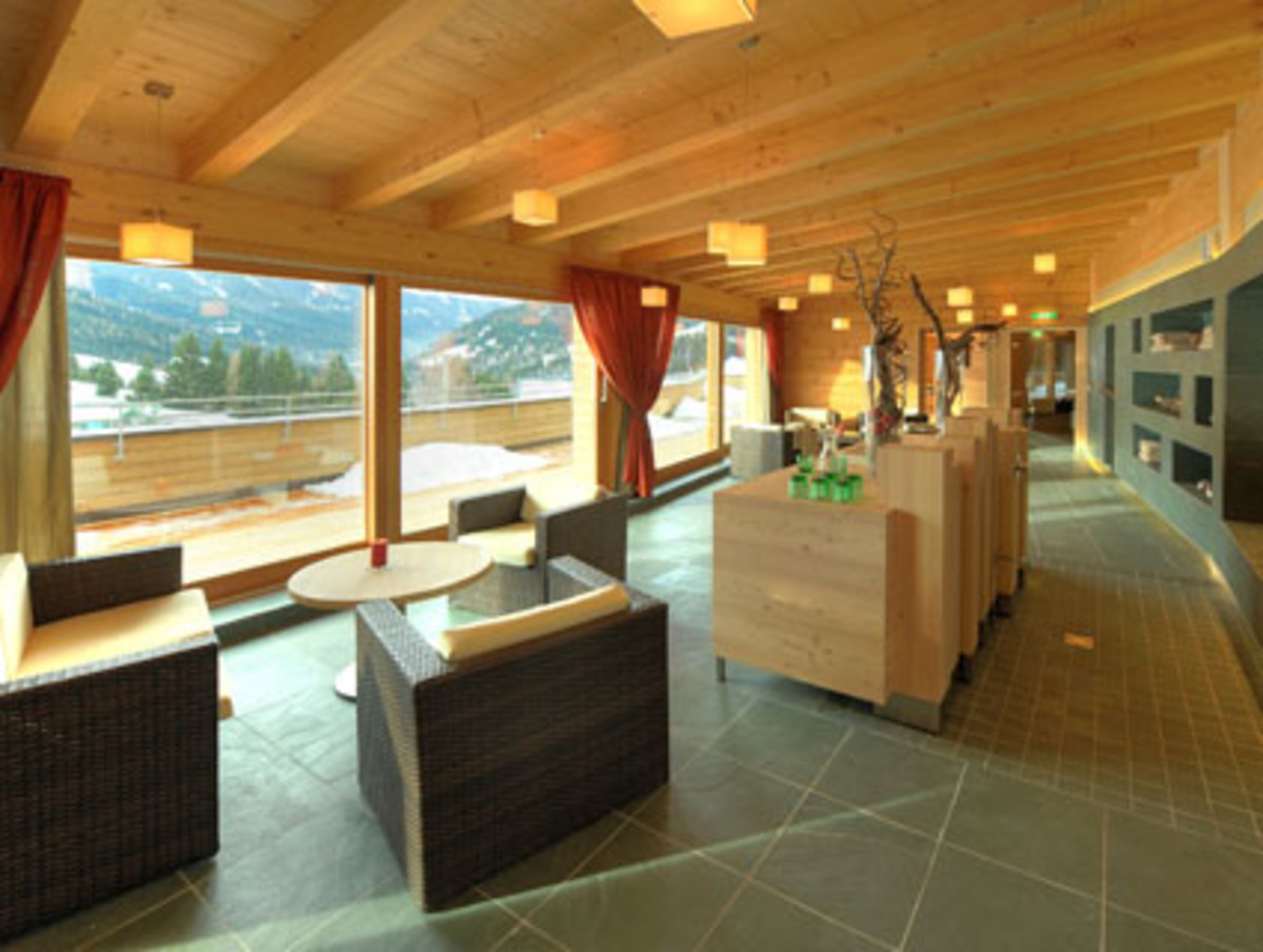 Vom SPAnorama, wie der Wellness- und Spabereich auf dem Dach des Hotels heißt, eröffnet sich ein 360-Grad-Panoramablick auf die umliegende Natur. Nur eine Glasfront aus raumhohen Fenstern trennt Himmel und Erde.