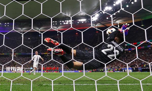 Diogo Costa kommt geflogen, mit ihm weinten das siegreiche Portugal und die ausgeschiedenen Slowenen.