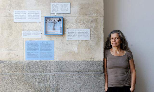 „Schlüssel zur Hofburg“. Kuratorin Maria Welzig neben einer von 20 Installationen auf dem Areal der Hofburg.