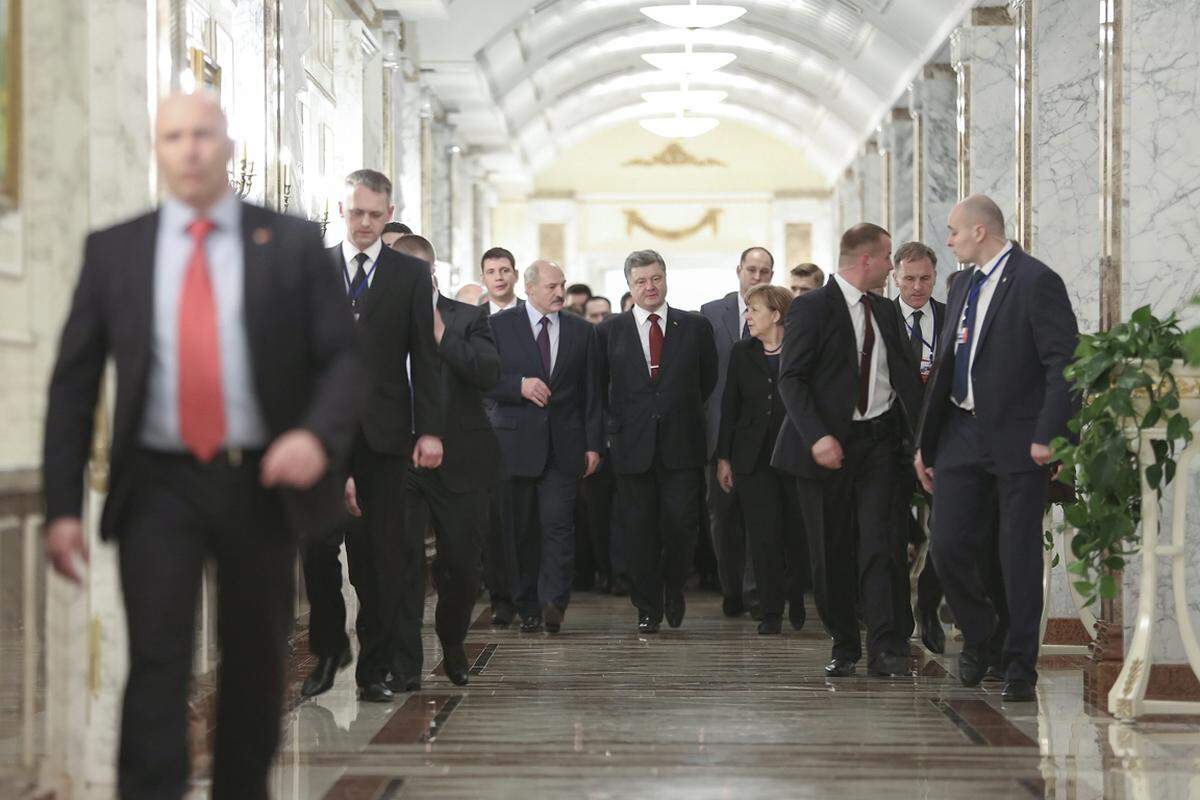 Lukaschenko zeigte sich im Palast der Unabhängigkeit sichtlich beeindruckt von Merkel, die er zum ersten Mal traf. "Dank ihrer Aktivität ist es heute gelungen, eine Einigung zu erzielen", sagte er der Deutschen Presse-Agentur. "Jetzt kommt es aber darauf an, die Vereinbarungen für ein Ende des Krieges würdig umzusetzen."