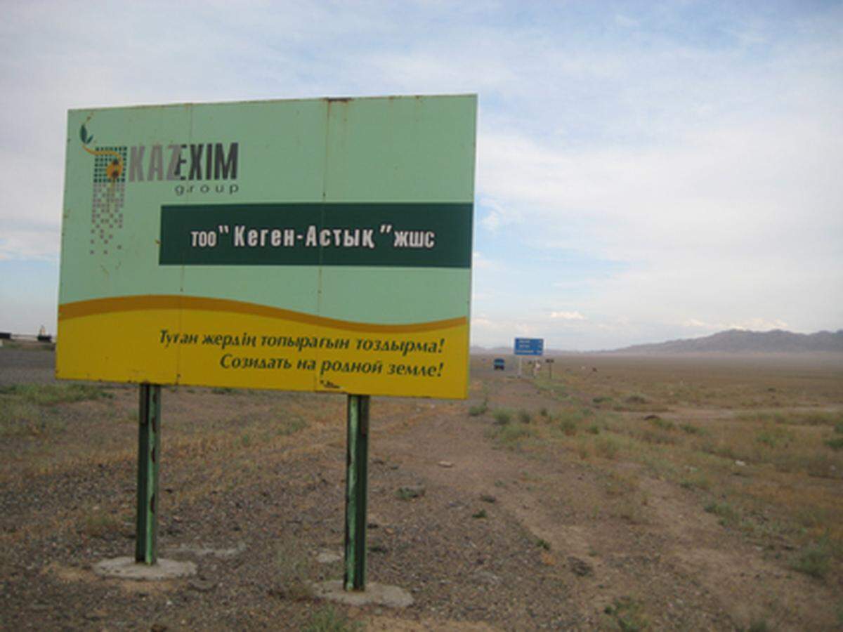 Stundenlange Fahrt durch die Steppe, der nordöstlichsten chinesischen Provinz Xinjiang entgegen.