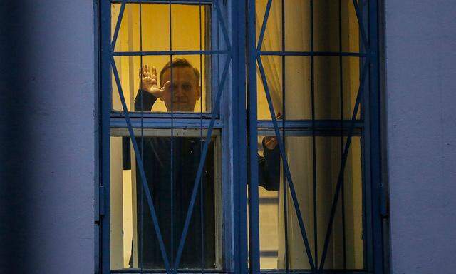 Alexej Nawalny winkt aus der Moskauer Polizeistation, in die er nach seiner Festnahme gebracht worden war.