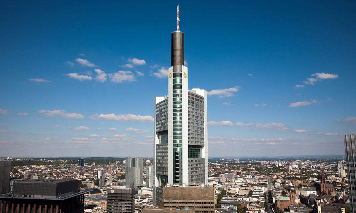 "Nur" die zweitgrößte Großbank Deutschlands, aber ganz weit vorne bei den Aktiengewinnen an der Frankfurter Börse reiht sich die Commerzbank an die dritte Stell. Das Papier der Bank konnte seit Jahresbeginn um 60 Prozent zulegen.