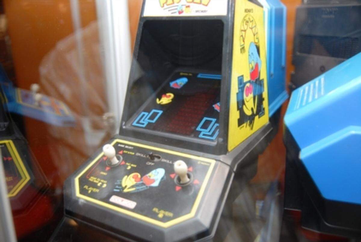 Einige der Geräte, die auf der Gamescom ausgestellt werden, muten aus heutiger Sicht skurril an. So zum Beispiel dieses fast schon tragbare PacMan-Spiel.