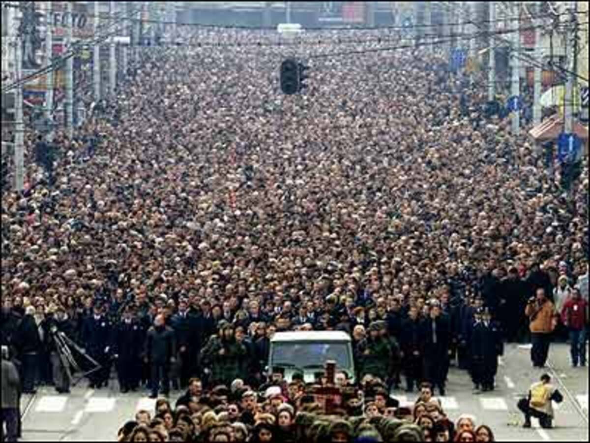 MÄRZ7. März: Mit Streiks und Kundgebungen demonstrieren in Frankreich Hunderttausende gegen einen eingeschränkten Kündigungsschutz für Berufsanfänger und verstärken damit den Druck auf die Regierung von Premierminister Dominique de Villepin massiv. 11. März: (BILD) Der frühere jugoslawische Präsident Slobodan Milosevic stirbt 64-jährig im Gefängnis in den Niederlanden. Der vom UNO-Tribunal verurteilte Kriegsverbrecher erliegt einem Herzinfarkt. Seine Anhänger vermuten jedoch einen Giftanschlag. 22. März: Nach fast vier Jahrzehnten kündigt die baskische Untergrundorganisation ETA einen Gewaltverzicht und eine dauerhafte "Waffenruhe" an.