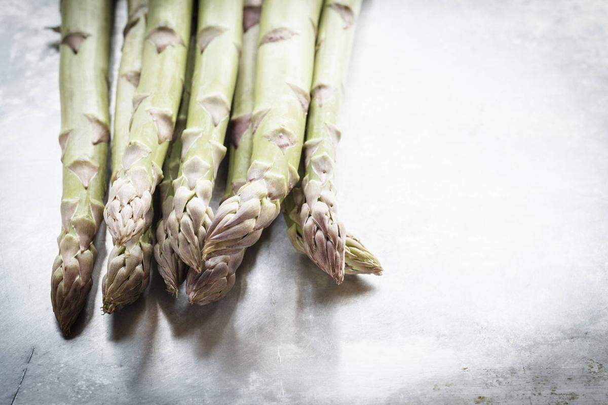 Frischer weißer Spargel kann – in ein feuchtes Tuch eingewickelt – gut zwei bis drei Tage im Kühlschrank aufbewahrt werden. Grünen Spargel lagert man am besten aufrecht im Wasser stehend.