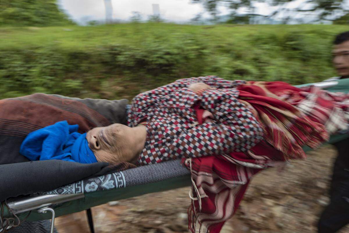 Die medizinische Versorgungsstation in Mulpani im Osten des Landes ist für die Behandlung schwerkranker Menschen nicht ausgestattet. Hinzu kommen die schlechten Straßenverhältnisse: Patienten müssen zu Fuß auf einer Krankenbahre ins nächste Spital getragen werden.