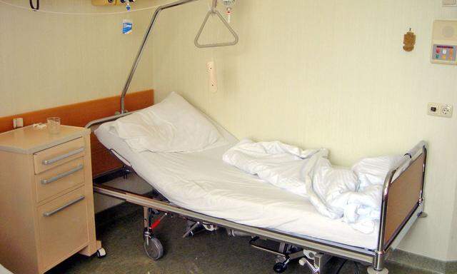 Bett in einem Krankenhauszimmer