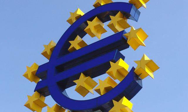 Symbol Euro Logo vor der Europaeischen Zentralbank