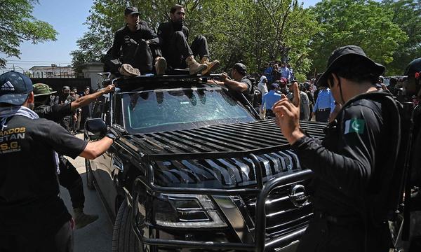 Ein gepanzertes Fahrzeug, in dem sich Imran Khan nach seiner Verhaftung befinden soll.
