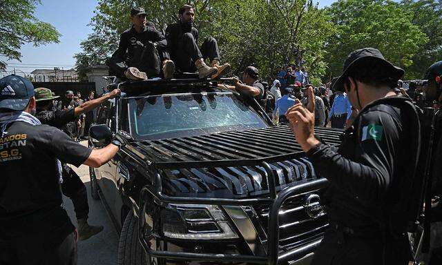 Ein gepanzertes Fahrzeug, in dem sich Imran Khan nach seiner Verhaftung befinden soll.