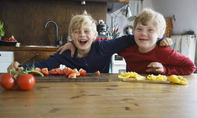 Zwei Brüder beim Gemüseschneiden (Archivbild)