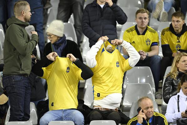 Bilder wie diese sieht man normalerweise nicht: Die schwedischen Fans zogen aus Angst ihre Trikots aus.