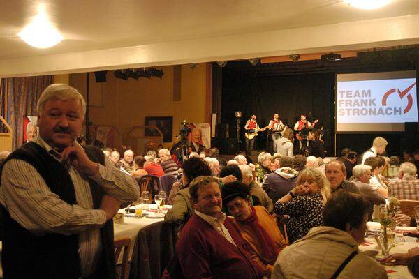 Nach dem "Haubiversum" steht ein Besuch im Gasthaus "Bärenwirt" auf dem Programm. Dort lauschen rund 400 Schaulustige dem Spektakel - bestehend aus Volksmusik, Stronach-Werbespots und einem Imagefilm über den Magna-Gründer. Und für jene, die immer noch nicht wissen, worum es geht, hängen an den Wänden Stronach-Transparente, auf den Tischen liegen Frank-Flyer.