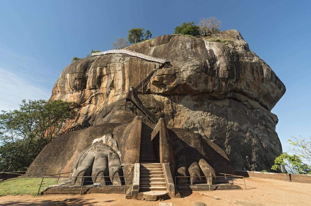 1200 Stufen führen auf den Sigiriya Monolithen in Sri Lanka. Oben angekommen kann die Ruine einer historischen Felsenfestung begutachtet werden.    