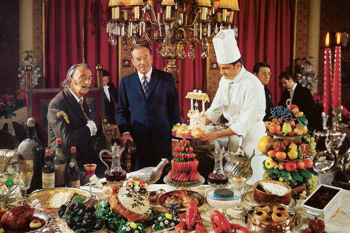 Surrealistisch vollmundig ist der opulente Band „Les dîners de Gala“ von Salvador Dalí. Zuerst 1973 erschienen, nun neu aufgelegt, versammelt er Bilder und Rezepte zu Dalís Festessen für Muse Gala – deliziös! (Taschen, 50 €)  