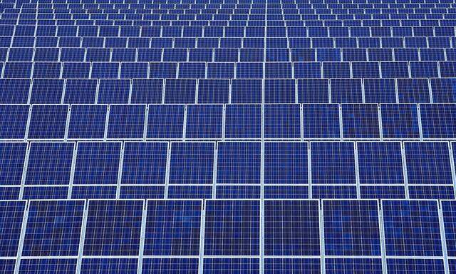 Solarkraftwerk, endlose Solarpaneele, Symbolbild *** Solar power plant endless solar panels symbolic image