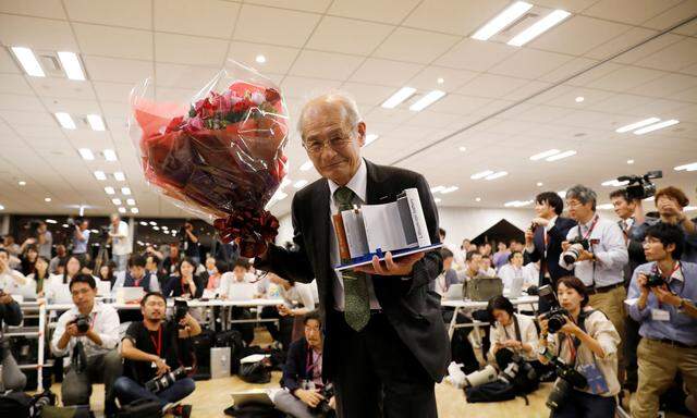 Das Model einer Batterie in der Hand: Akira Yoshino, einer der drei Chemie-Nobelpreisträger. 