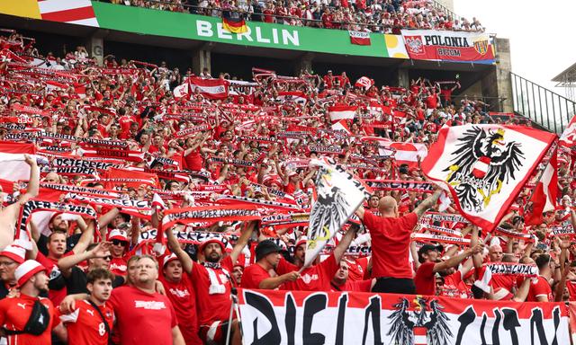 Rechtsextremes Banner im Fansektor ÖFB reagiert