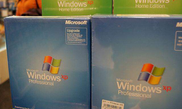 Microsoft Corp´s Windows XP software products are displayed at a shop in Seoul.