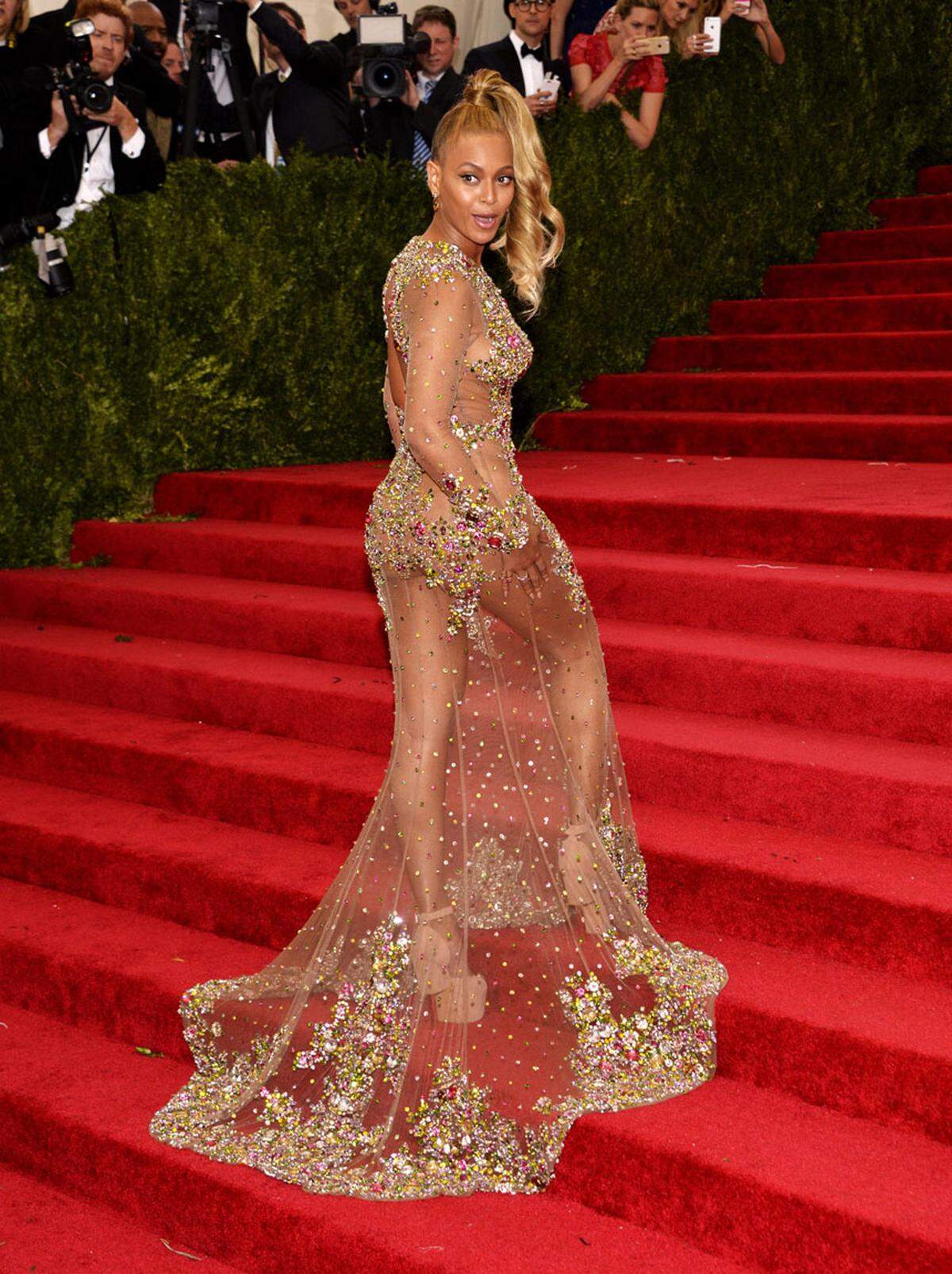 Beyonce ließ sich das Kleid von Givenchy Couture auf den Leib schneidern und zeigte fast alles.