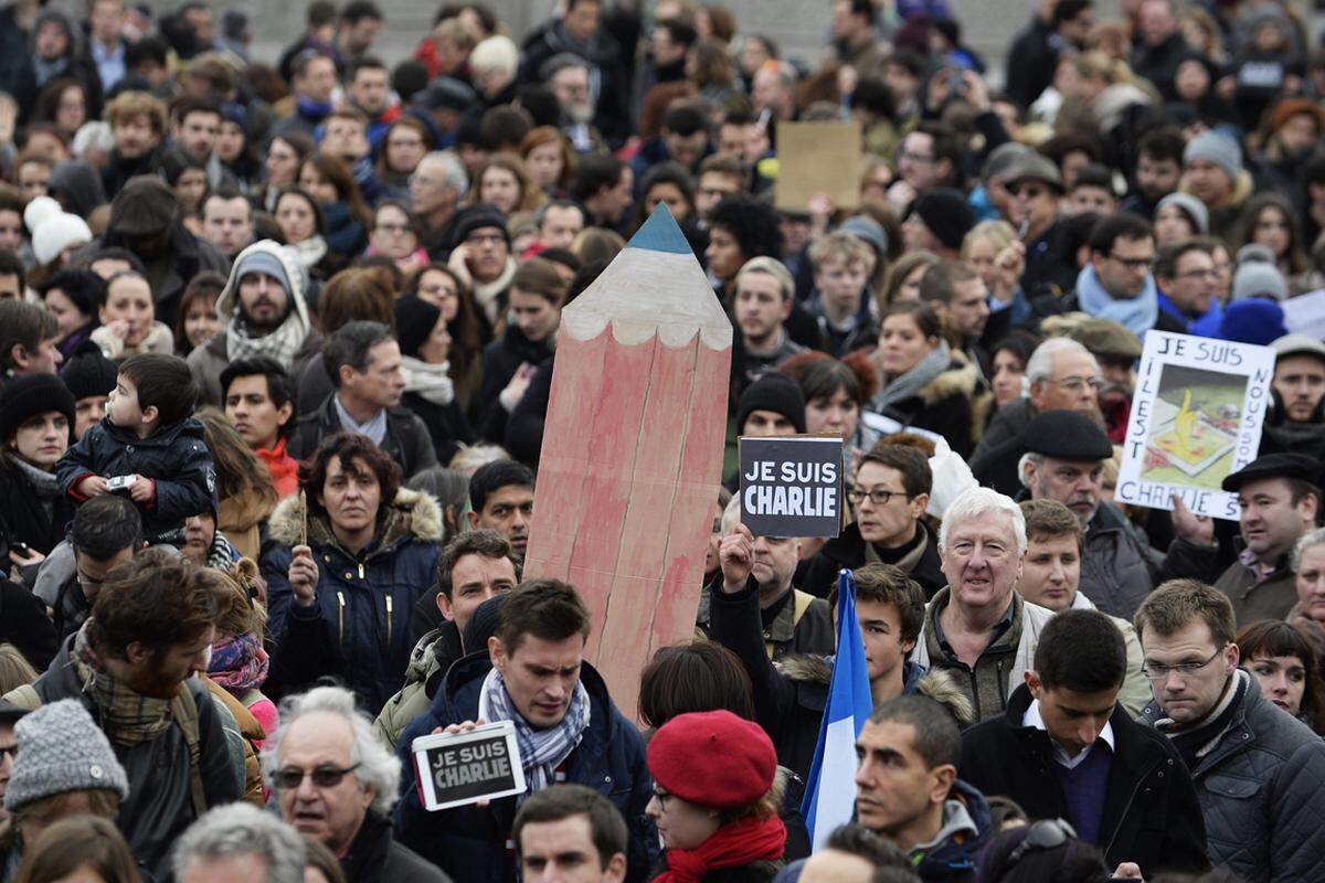 Schon Stunden vor dem großen Gedenkmarsch für die Opfer der islamistischen Anschlagsserie hatten sich in Paris hunderttausende Menschen versammelt. Insgesamt sind rund 3,7 Millionen Menschen in ganz Frankreich auf die Straße gegangen.