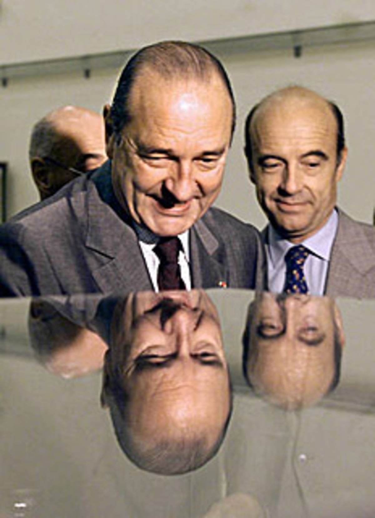 Chirac löst die Nationalversammlung vorzeitig auf. Statt des von ihm erhofften Rückenwindes für seinen angeschlagenen Premierminister Alain Juppé bringen die Neuwahlen einen überraschenden Sieg der linken Opposition. Es beginnt eine fünfjährige "Kohabitation" mit Jospin als Premier. Als wichtigste Reform setzt die Linkskoalition aus Sozialisten, Kommunisten, linksliberalen Radikalen und Grünen die 35-Stunden-Woche durch.  Im Bild: Chirac mit Alain Juppe.