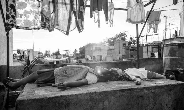 Regisseur Alfonso Cuarón rekonstruiert in „Roma“ in bildschönem Schwarz-Weiß das Mexico City seiner Kindheit.