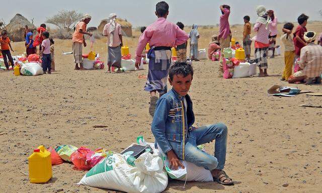 Intern Vertriebene in Hays, im Westen des Jemen, erhalten Nahrungsmittelhilfe. Der jahrelange Krieg hat die Zivilbevölkerung massiv getroffen.