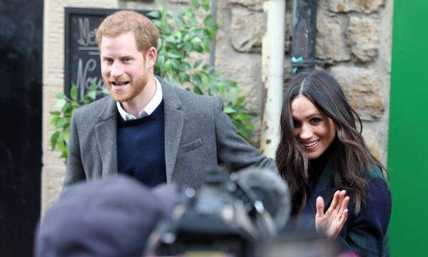 Bei eisigen Temperaturen haben Prinz Harry und seine Verlobte Meghan Markle erstmals offiziell Schottland besucht. Zahlreiche Schaulustige versammelten sich am 13. Februar vor dem Schloss von Edinburgh.