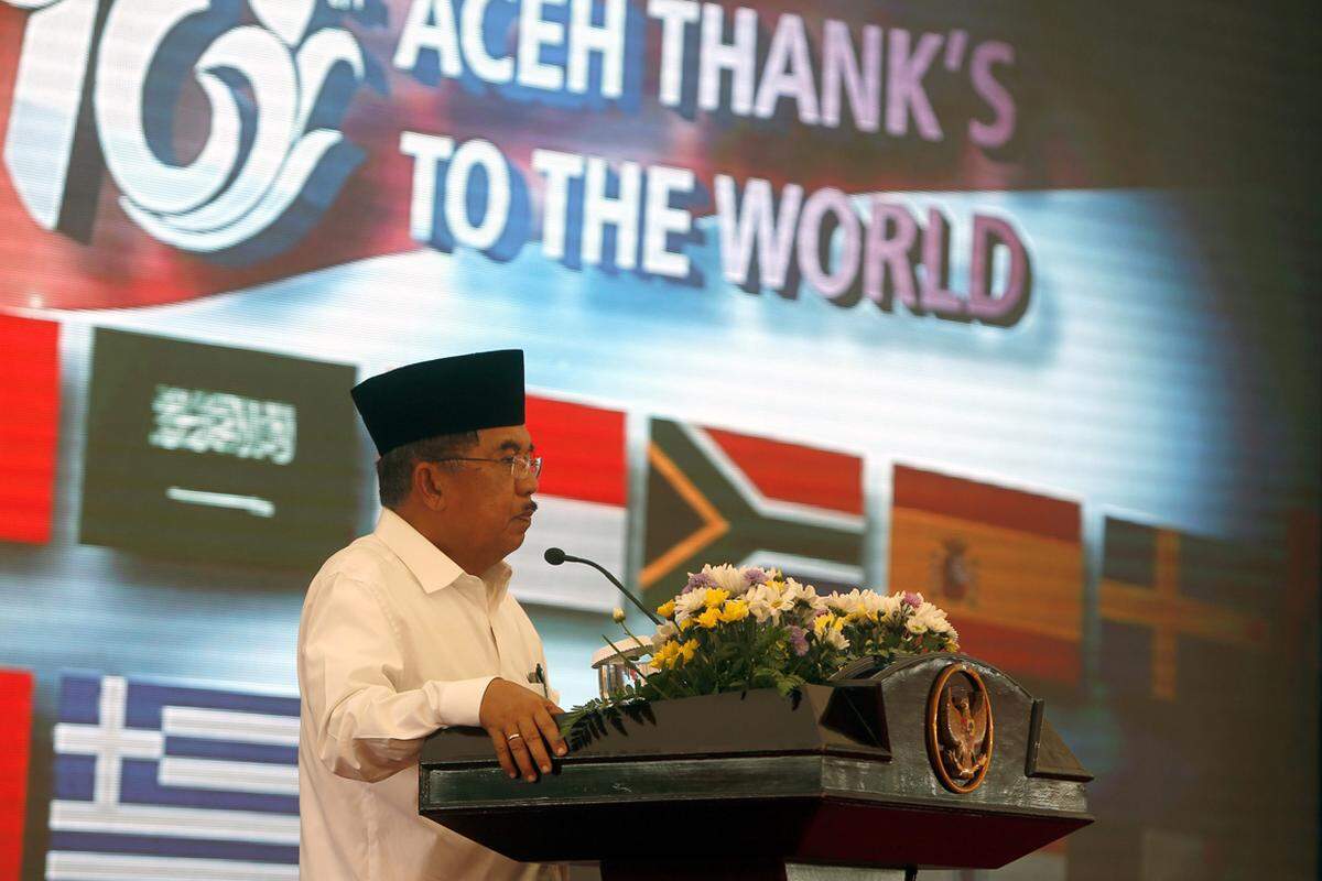 Neben der Erinnerung an die vielen Opfer, stand auch die Dankbarkeit an die großzügigen Spenden aus aller Welt im Zentrum der Zeremonien. Im Bild: der indonesische Vizepräsiden Jusuf Kalla bei einer Rede anlässlich des Tsunami-Jahrestags.