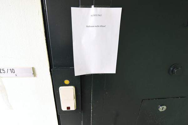 Die Staatsanwaltschaft Wien hat die Polizei mit den Ermittlungen beauftragt, die Zelle Alijews durfte seitdem nicht mehr betreten werden. "ACHTUNG! Haftraum nicht öffnen" steht auf einem weißen Zettel, der mit zwei Klebestreifen an der schweren Zellentür angebracht ist.