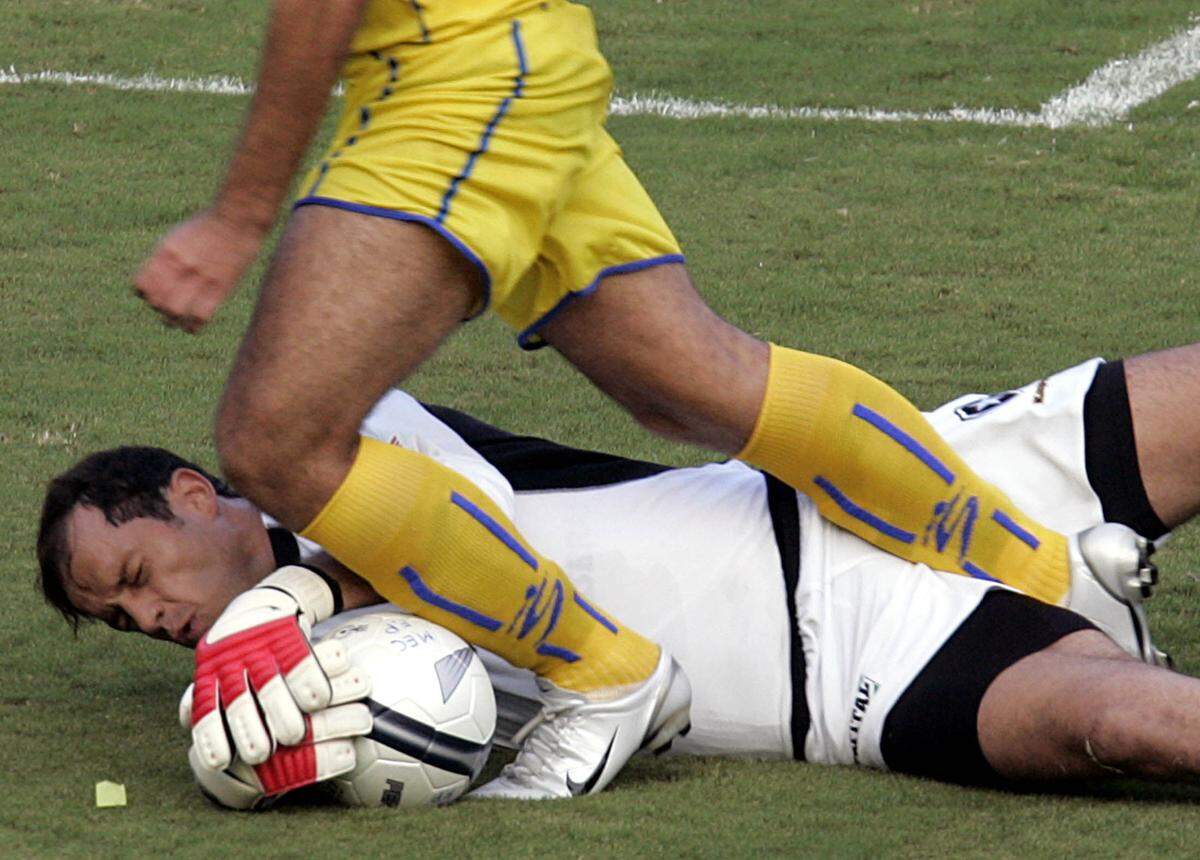 Botafogos Torhüter Lopes stoppte, wenn auch schmerzhaft, Angreifer Madureira Maicon.