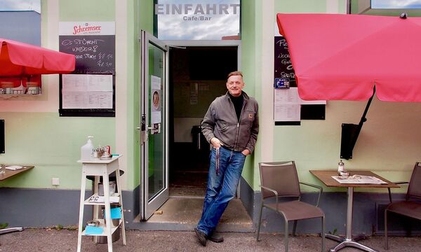 Weigel vor dem Café Einfahrt am Karmelitermarkt.
