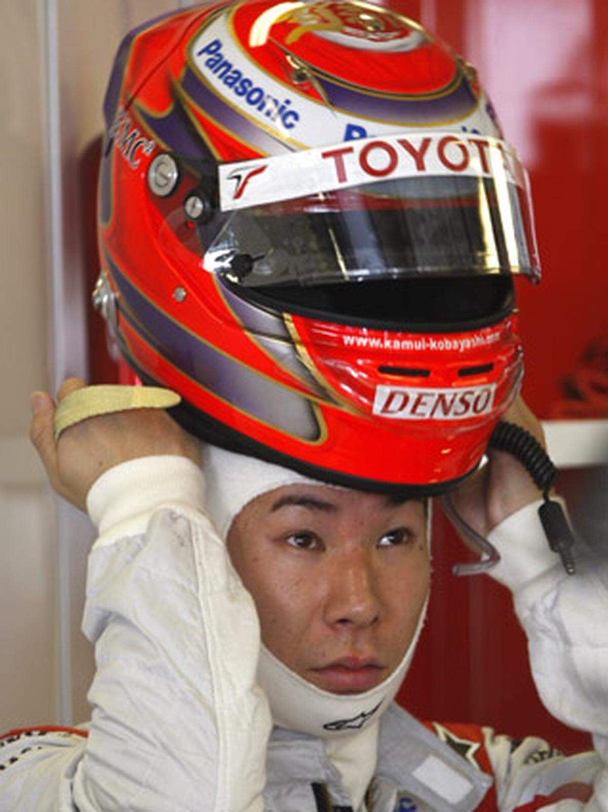 Beim BMW-Nachfolgeteam Sauber ist ein Cockpit vergeben. Der Schweizer Rennstall engagierte den Japaner Kamui Kobayashi für die Saison 2010. Der 23-Jährige war in der abgelaufenen WM bei Toyota zum Einsatz gekommen und hatte dabei mit starken Leistungen die Aufmerksamkeit von Teambesitzer Peter Sauber geweckt.