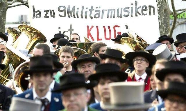 Militärmusik: Klug bläst Kritikern den Marsch