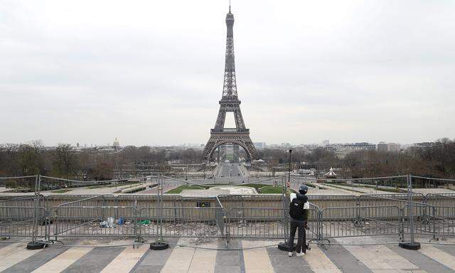 Paris leert sich. Es gilt eine zweiwöchige Ausgangsbeschränkung.
