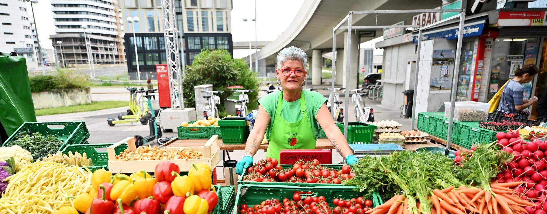 Petra Jelinek aus Simmering zählt zu Wiens überzeugten Marktfahrerinnen: Am Freitag steht sie (wie hier) bei der UNO-City, am Samstag auf dem Karmelitermarkt.