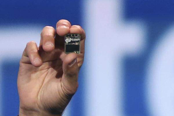Von ganz groß zu ganz klein: Intel hat auf der CES mit "Edison" einen Computer in der Größe einer SD-Karte vorgestellt. Edison läuft mit Linux und bietet Bluetooth und WLAN. Der Mini-Computer könnte zum Beispiel in Kameras eingebaut werden.