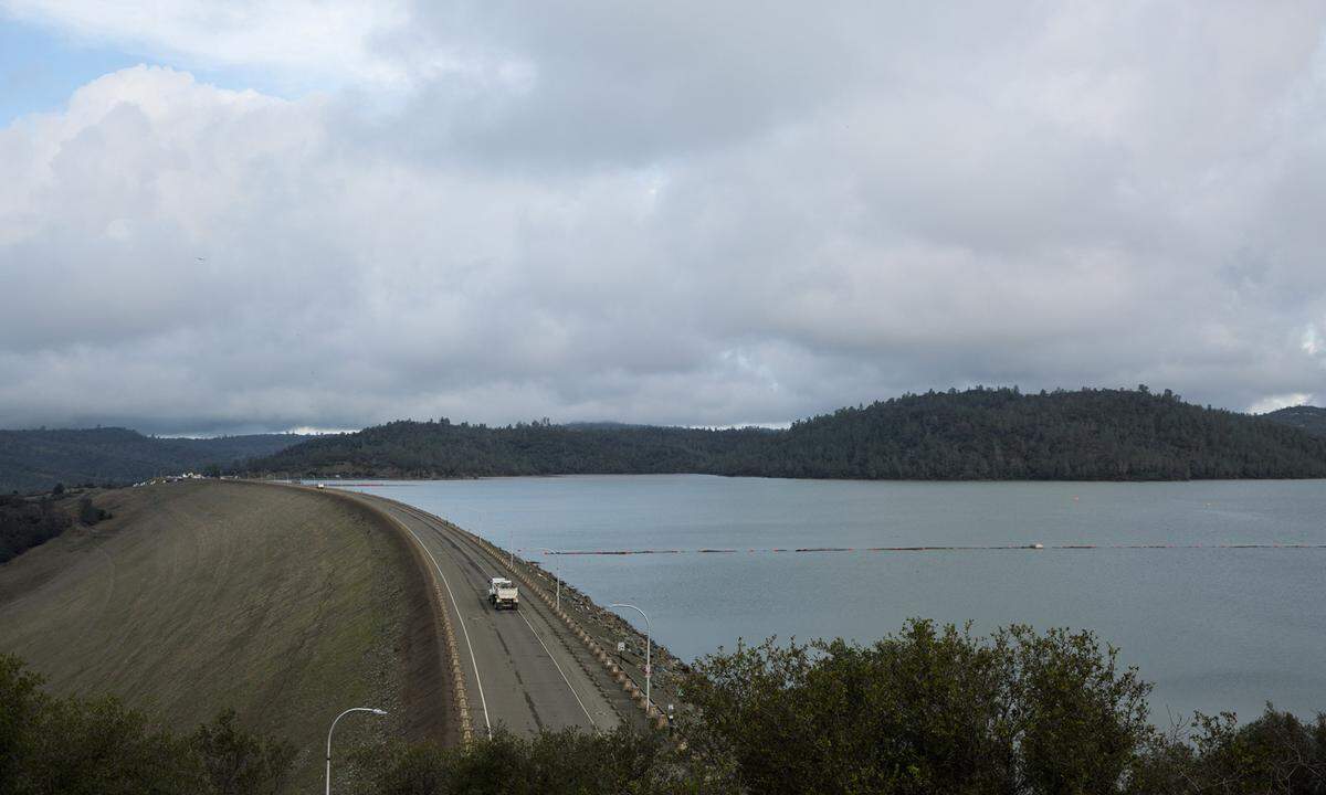 Die 235 Meter hohe und rund 2.300 Meter lange Anlage liegt etwa 125 Kilometer nördlich der Hauptstadt Sacramento. Sie staut den Oroville-See auf und dient der Stromgewinnung.