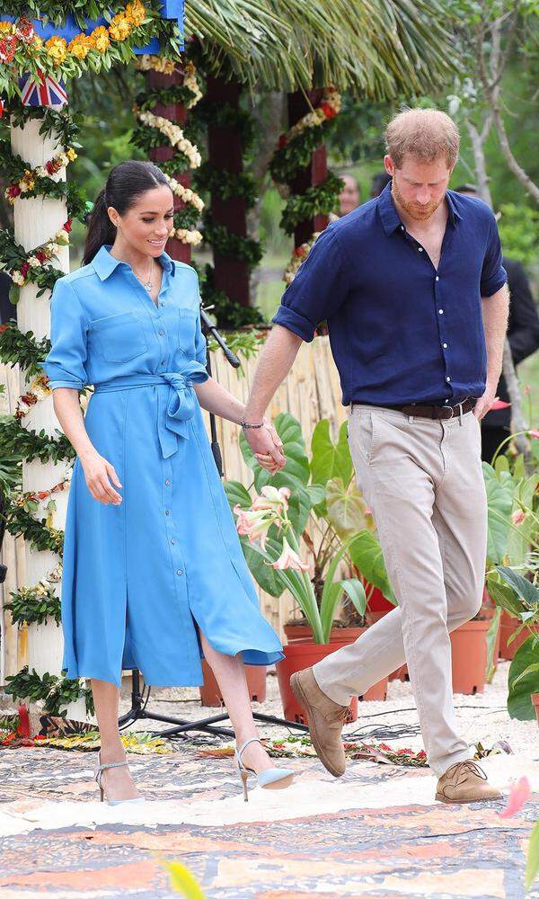 Die raffinierten Schlitze dieses jeansblauen Hemdkleides namens „Cary“ von Veronica Beard wehen etwas kühle Inselbrise an das royale Bein. In dem Outfit geht es für eine Kurzvisite auch wieder zurück nach Sydney.
