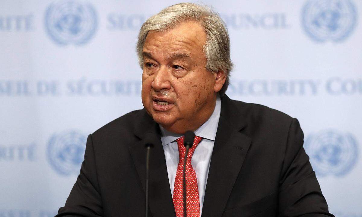 UNO-Generalsekretär Antonio Guterres würdigte Annan als eine "treibende Kraft des Guten". In vielerlei Hinsicht habe sein Vorgänger die Vereinten Nationen verkörpert. Die UNO habe er mit "unvergleichlicher Würde und Entschlossenheit" angeführt.  