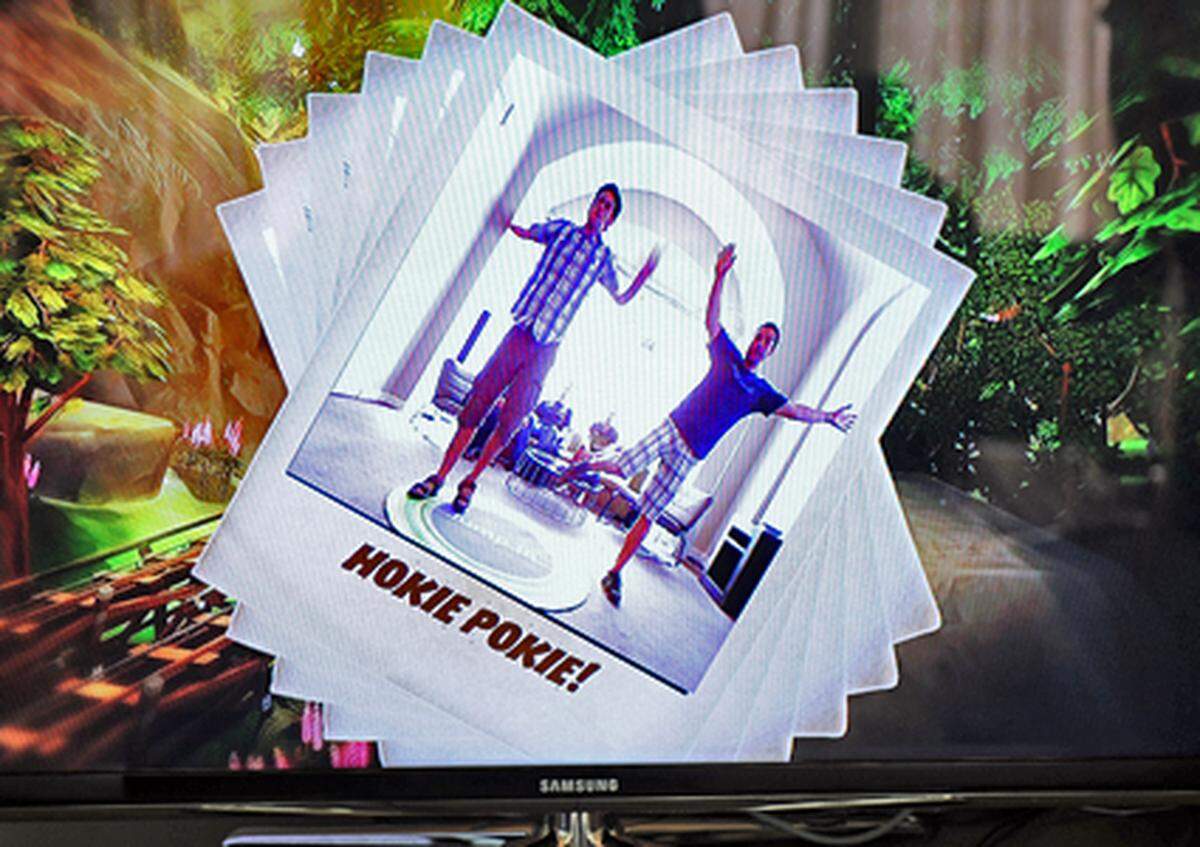 Zwischendurch schießt Kinect bei besonders akrobatischen Aktionen Bilder, die man zum Beispiel direkt auf Facebook hochladen kann. Damit alle Freunde sehen können, wie man im Wohnzimmer herumhampelt. Für die Bewegungen braucht man auch viel Platz. Der Mindestabstand von der Kamera sollte 1,5 Meter betragen, optimal sind etwa 2,5 Meter.